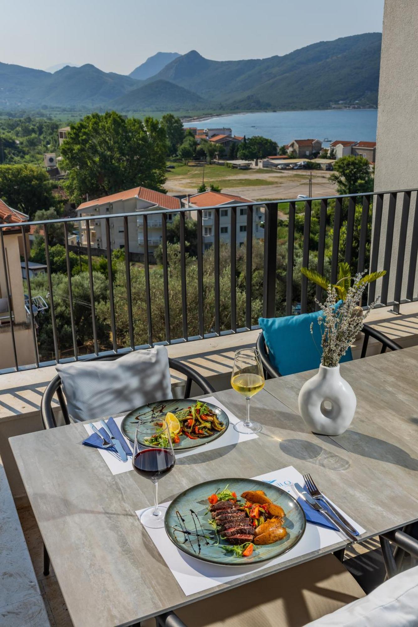 Hotel Aquilo Petrovac Екстер'єр фото