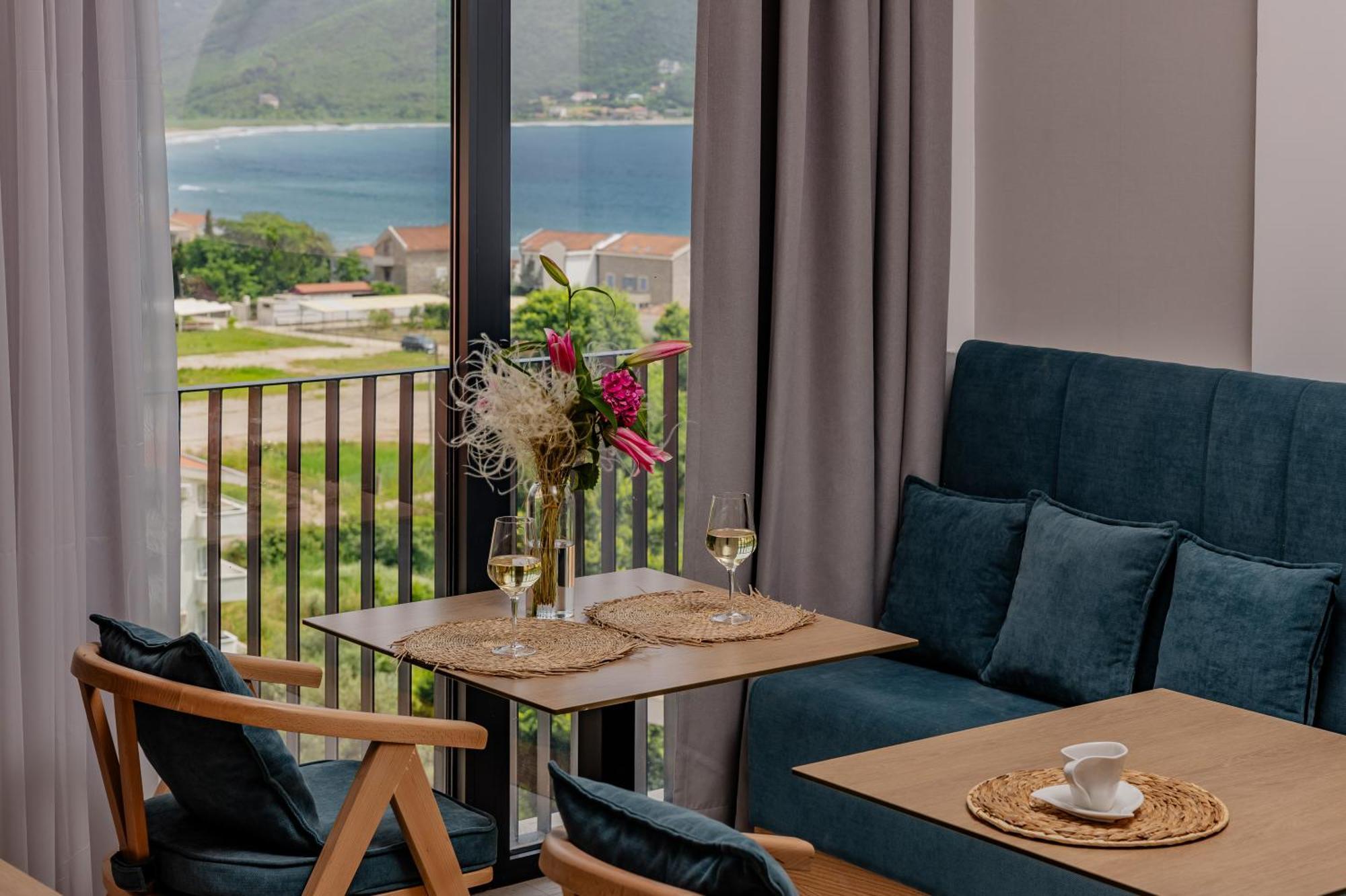 Hotel Aquilo Petrovac Екстер'єр фото