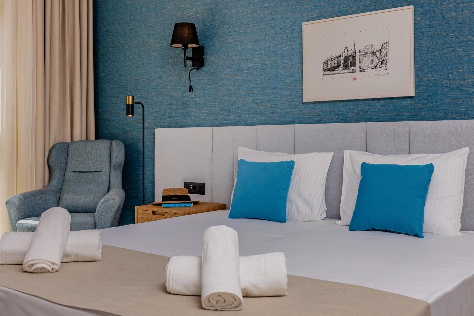 Hotel Aquilo Petrovac Екстер'єр фото