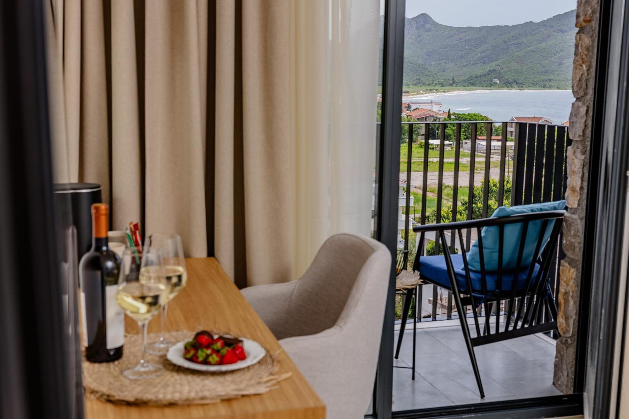 Hotel Aquilo Petrovac Екстер'єр фото