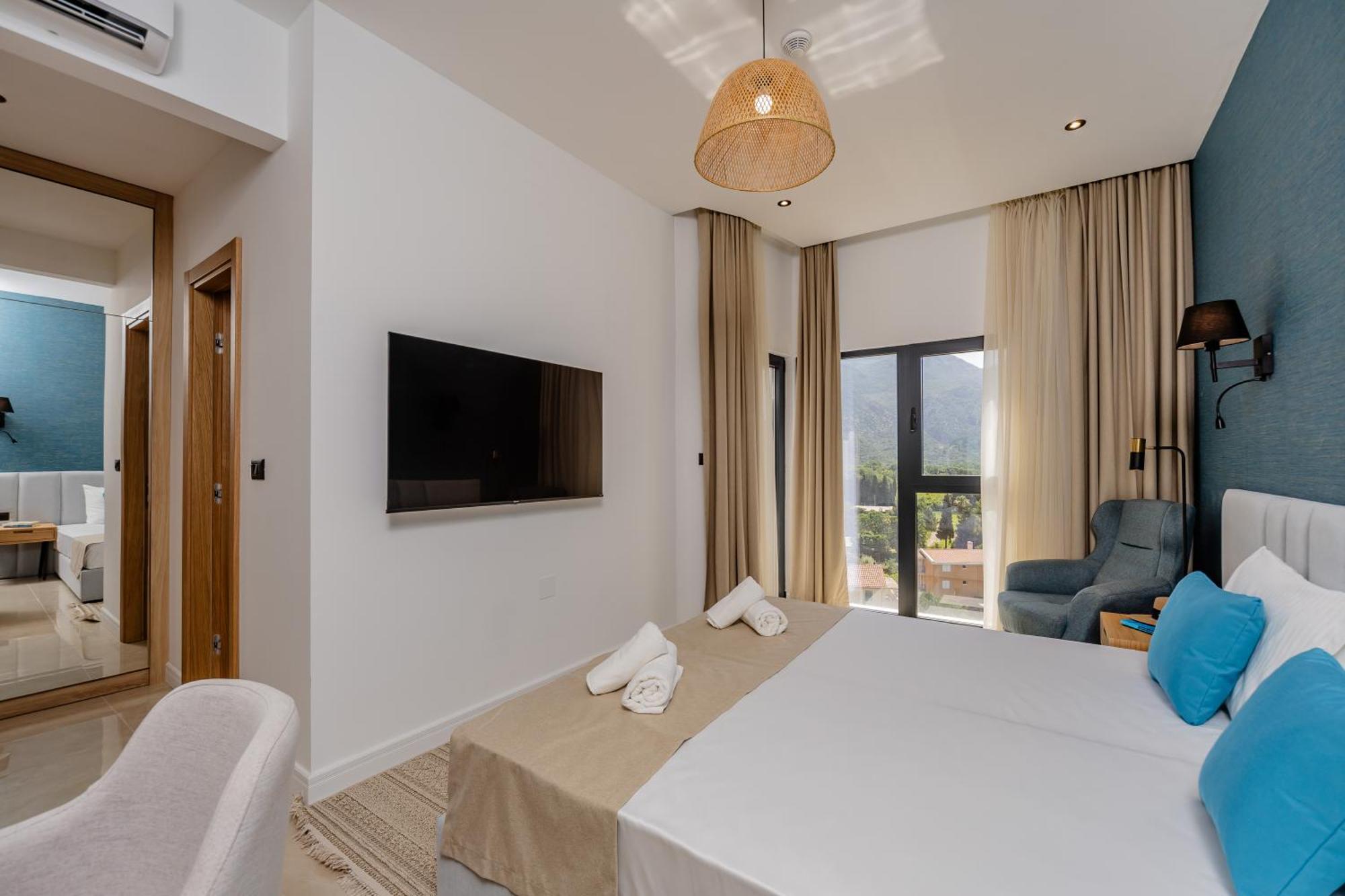 Hotel Aquilo Petrovac Екстер'єр фото